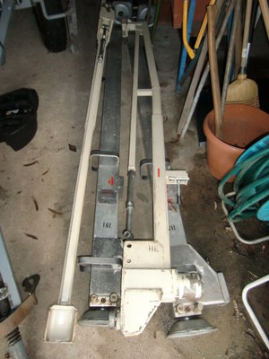Das Alufarbene sind die Hydraulikstützen