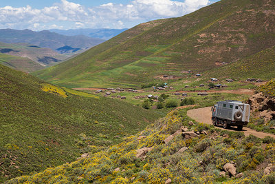 2017 mantoco Weltreise Lesotho Piste mit typischem Bergdorf der Basotho.jpg