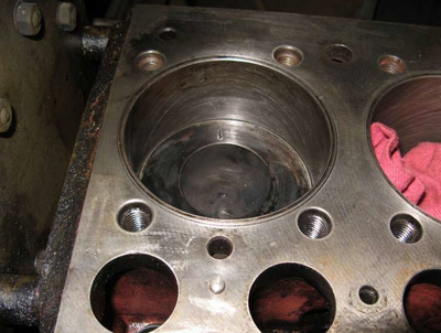 Motor Grauguss Zylinderstehbolzengewinde.png