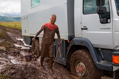 2017 mantoco Weltreise Lesotho Semonkong Manni steckt im Schlamm fest Tommy schlammverschmiert.jpg