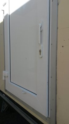 Türe geschlossen, Griff steht ca. 20mm vor
