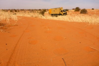 Immer wieder fahren wir uns im Labyrinth der kleinen weichsandigen Dünen fest . Ab km. 11 haben wir hier nur noch Spuren von Eselskarren gesehen .