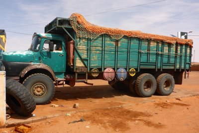 Versorgungs LKW , der fährt jede Woche die Strecke Tidjikia Tichit .....