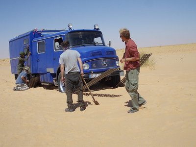 Die Fahrmannschaften machen das Blaue Wunder von Klaus wieder flott im Sand von Mauretanien