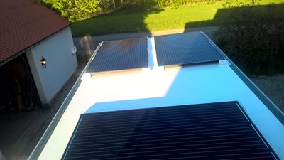 3 x 300 Wh solar panels mounted on the roof