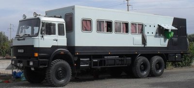 Welche Achsen der Motor von dem Wohn-Truck antreibt, wissen hier wohl nur die Experten. :-)