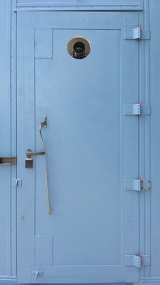 Tür mit Ausschnitt Ofenrohr (Large).jpg