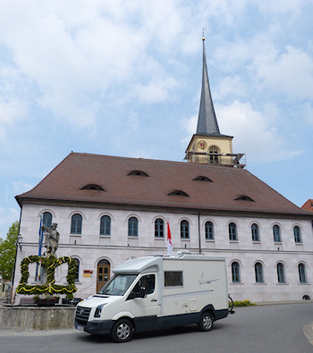 Hier in Sommerach, April 2017, im &quot;VW-Bus&quot;, dem 136-PS-5-Zylinder Crafter mit Hinterradantrieb