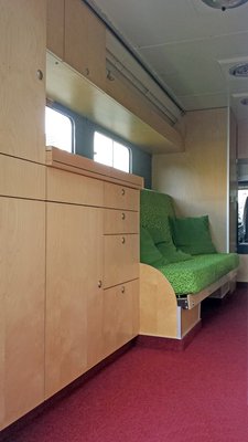 Küche mit Sofa Fahrerseite (Large).jpg