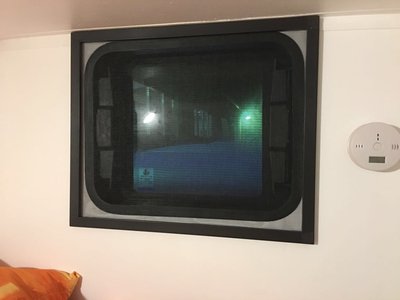 Und bevor wieder jemand motzt, rechts daneben ist ein CO Melder, der darf/soll nicht an die Decke.....