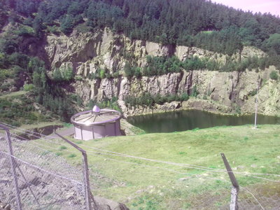 Hinter dem Staudamm