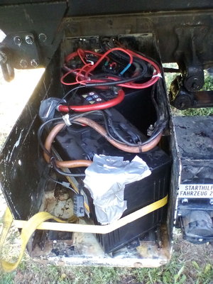 Neue Batterien,. Im Kasten musste das hintere Anstossblech mit Akkuschrauber und Knippeisen wechjekloppt werden