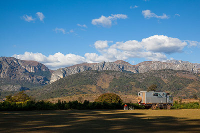 2017 mantoco Weltreise Zimbabwe Eastern Highlands Chimanimani Fussballplatz Panoramablick Chimanimani Mountains .jpg