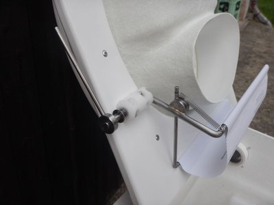 Sichtschutz mit einfacher, stabiler Mechanik. Der Sichtschutz kann einfach ausgewechselt werden bei Verschmutzung aus beliebigen Materialien, Schablone dafür liegt bei. Stabile, aber einfache Edelstahlkonstruktion.
