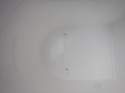 Innenleben: Korpus Sperrholz, Innenraum GKF-laminiert und versiegelt. Wer schrauben möchte, kann die Toilette von innen an den Boden verschrauben.
