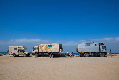 2018 mantoco Weltreise Namibia Swakopmund Travellertreffen am Strand.jpg