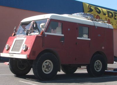 Ein uralter Mowag, vermutlich eine alte Feuerwehr von 1952 ? Jedenfalls gab es da ein vergleichbares Bild bei Wiki.
