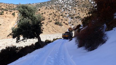 P1281183 (Medium).JPG (410.2 KiB) 7873 mal betrachtet An die paar Häuser vorbei und Piste hoch. Zu eng und glatt.