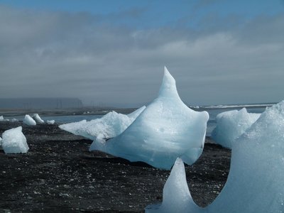 Hier mündet der Jökulsarlon in der Atlantik.