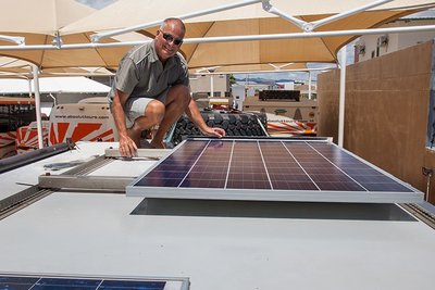 wieder daheim: Manni bekommt ein neues Solarpanel