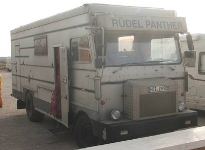 Rollende Wellblech-Garage auf MAN-Basis
