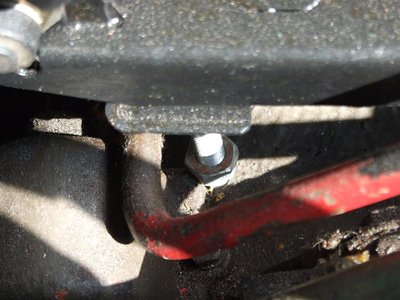 Fahrersitzbefestigung hinten rechts.<br />Hier ists etwas eng. Ich hab ein Loch durch den Boden der Kabine gebohrt direkt in ein Verstärkungsprofil das zwischen Fahrzeughauptrahmen und innerer Radverkleidung liegt. Gefühlt von unter dem Fahrzeug liegend einen Meter höher als die Blechverkleidung. Da braucht man einen ganz langen Arm für die Kontermutter. Von oben muss man direkt neben dem Flansch vom Verteilergetriebeuntersetzungshebel bohren.