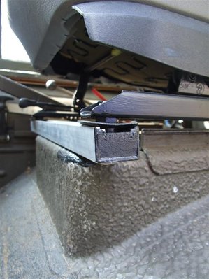 Vorne hab ich auf die original Steyr-Konsole nur ein Hutprofil aus dem PV-Dachmontagebereich aufgeschraubt (Alles ist so gemacht, dass ein Rückbau jederzeit möglich ist und nur ein paar zusätzliche Löcher von der Untat zeugen). So komme ich an die weiter auseinander liegenden Originalbefestigungspunkte der BMW-Sitze.