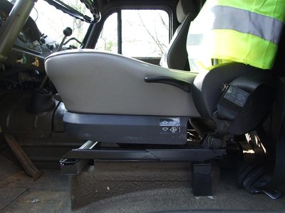 Fahrersitz von der Seite. Voll verstellbar, auch in der Höhe, sitzt etwas besser zum Lenkrad (beim Steyr sitzt man quasi links von der Lenkachse), somit auch hier bessere Ergonomie. Auf beiden Seiten bleiben die original Gurtbefestigungspunkte vom BMW-Sitz erhalten. Jetzt muss ich nur noch im Rahmenrohr hinter der Tür oben und unten die Muttern für die Gurtrolle und die obere Umlenkung einschweißen.