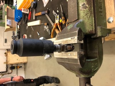 Halter mit Werkzeug und Nuss