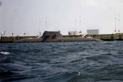 U33 kam uns draußen in der Förde entgegen ,wir trauten uns bis auf 10m an sie ran ,war schon ein komisches Gefühl im Bauch ...Gummiboot gegen Blechboot .
