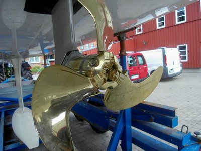 ....... und die Fliehkraft stellt die Blätter der Schiffsschraube im Motorbetrieb diese Segelyacht wieder auf .