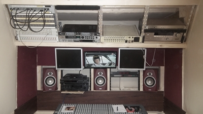 Penthouse_with_patchbay_and_german_4wire_intercom_and_FM_Tuner.JPG
