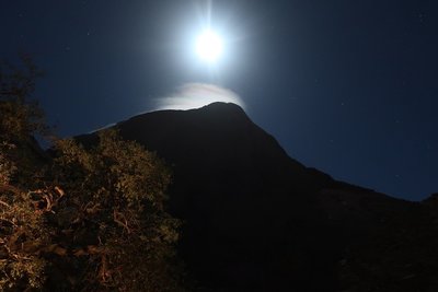 und seltenes Ereignis, Wolkenbildung über der Spitzkoppe, die dann den Hang &quot;herunterläuft&quot;. Schauspiel dauerte ca. eine Stunde, dann war alles vorbei.