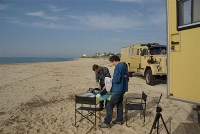 Die Männer spielen im Sand ;) am ersten Übernachtungsplatz