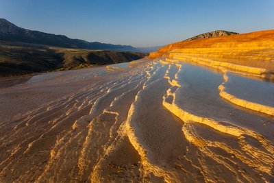 Badab-e Surt Quellen im Morgenlicht